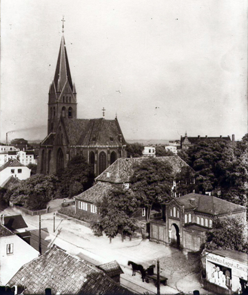 1926 - Timm_Bremer Str Blick auf die Johanniskirche, Pastoratshäuser und Kapelle an der Bremer Straße (Foto: Timm, 1926; Archiv Helms-Museum, Harburg)