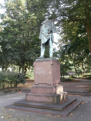 Bismarckdenkmal in der Königstraße in Hamburg-Altona von 1898 (Foto: Hinnerk11, 2013, via wikimedia commons)